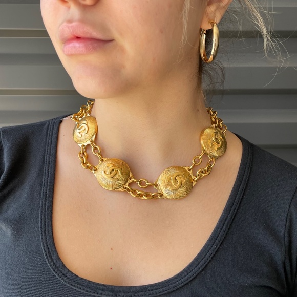 CHANEL 80s Vintage Gold Sunburst Logo Pendant Medallion Chain Choker *RARE* - Picture 2 of 13